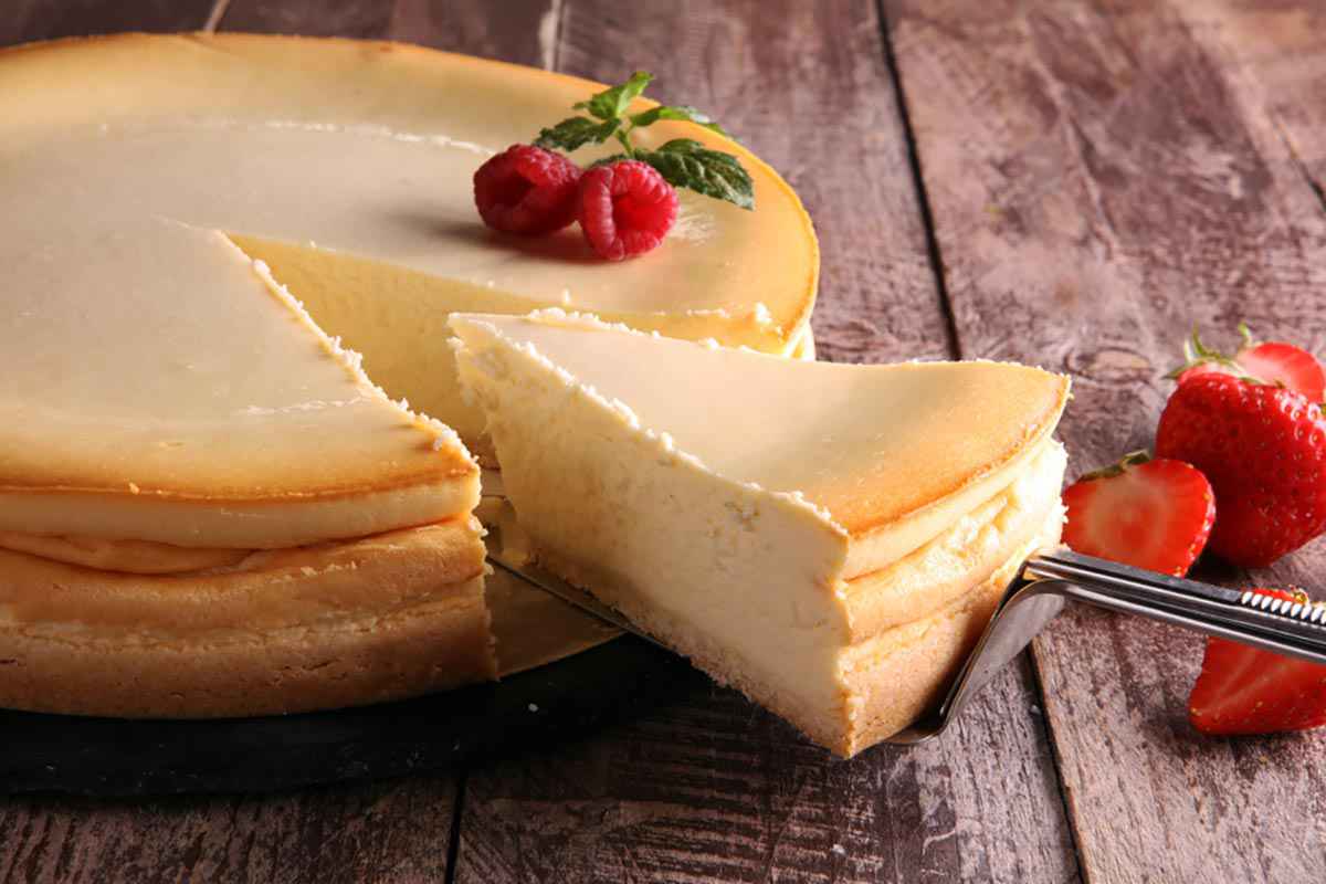 Ricetta della cheesecake con la ricotta e guarnizione di fragole