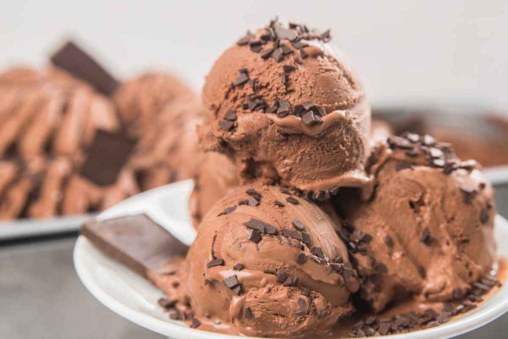 palline di gelato al cioccolato senza gelatiera
