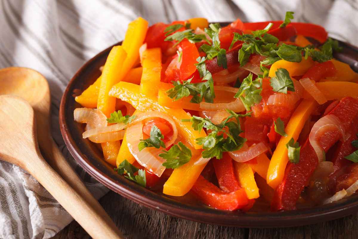Peperoni in agrodolce: piatto con peperoni gialli e rossi
