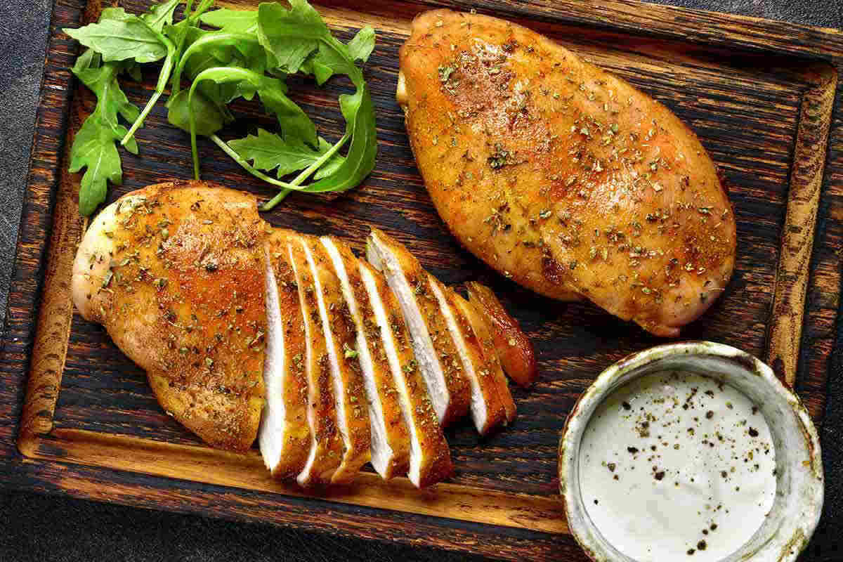 Ricetta del giorno: il petto di pollo al forno leggero e appetitoso