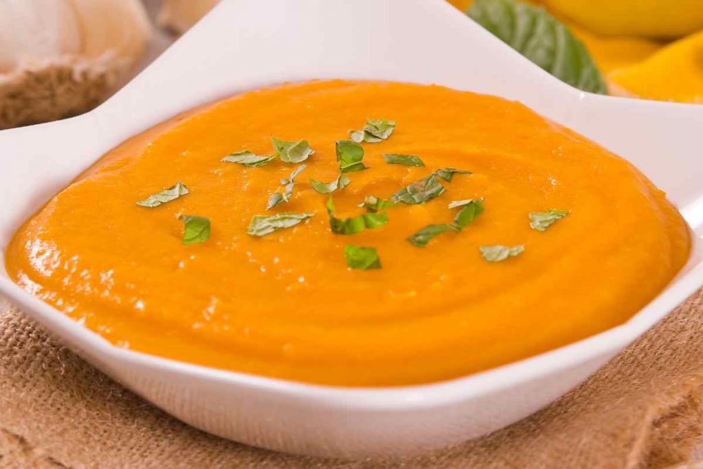 Crema di zucca senza patate in un piatto fondo quadrato