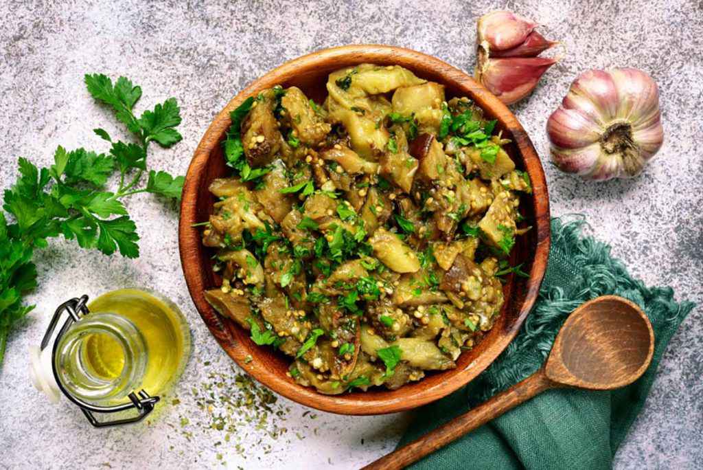 Melanzane cotte in padella con aglio e prezzemolo nel menu con poche calorie