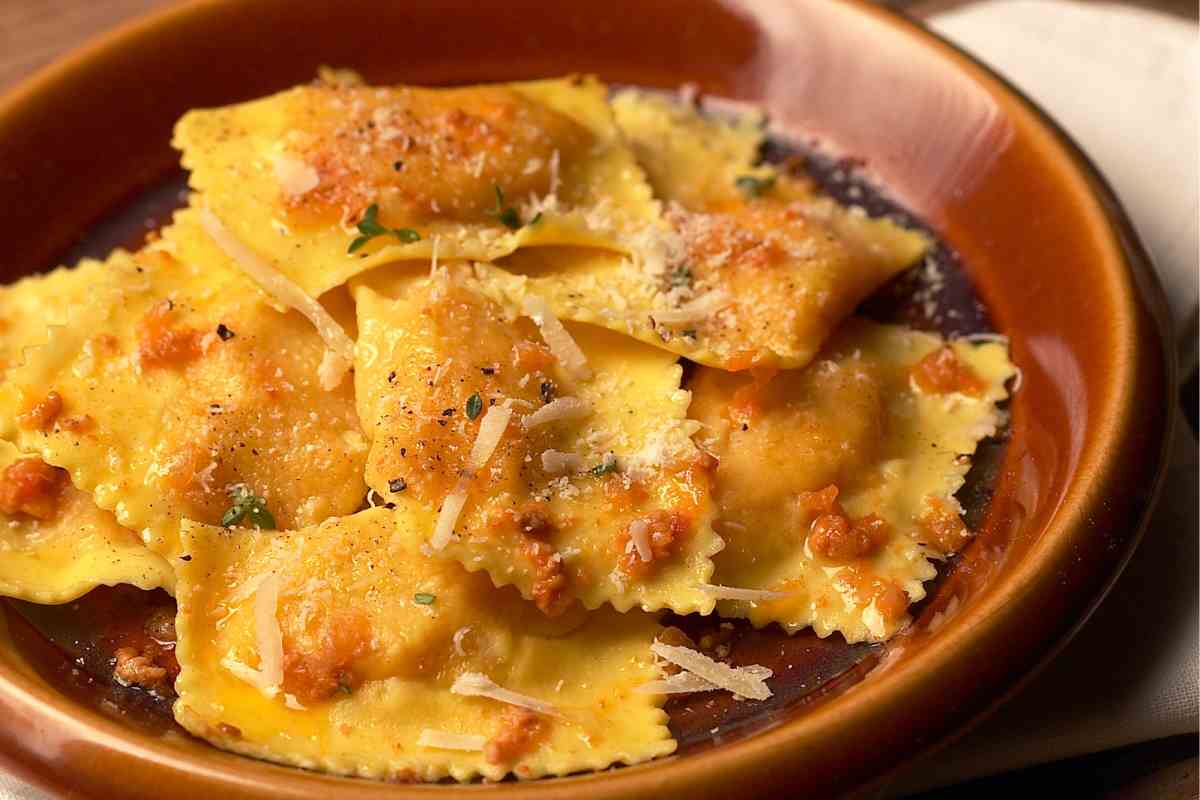Tortelli alla zucca in un piatto di coccio
