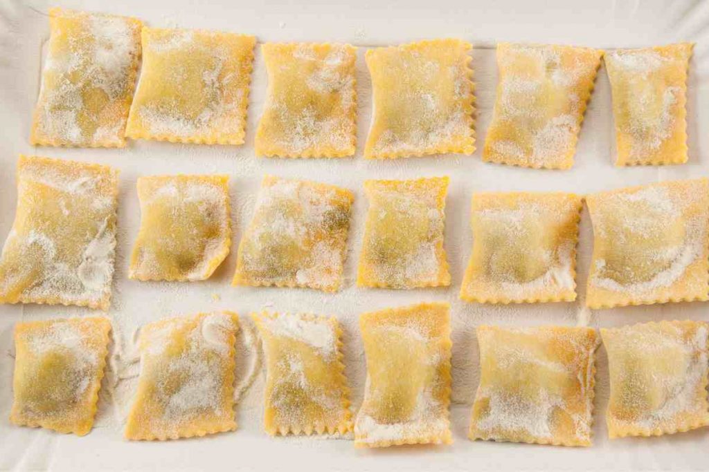 Tortelli di zucca su un vassoio