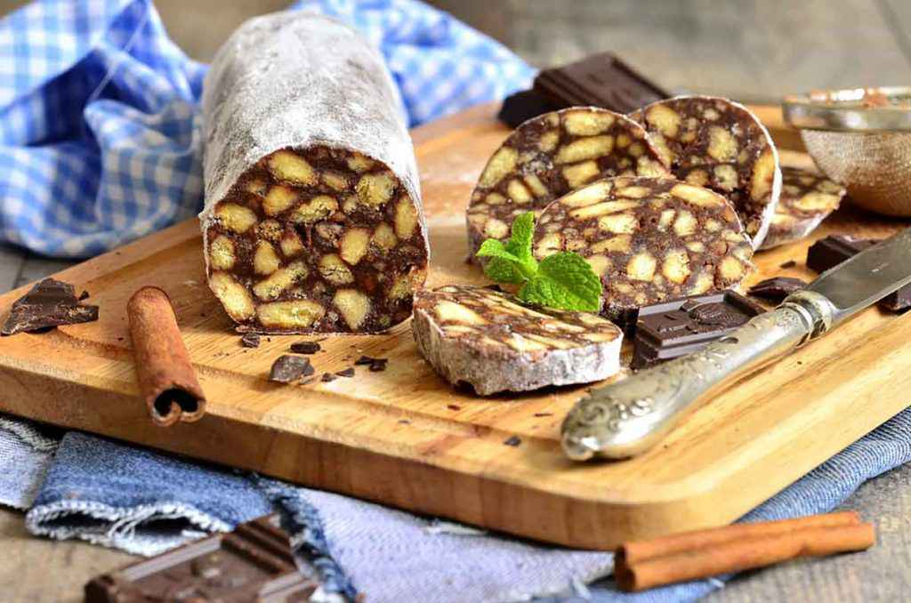 Tagliere di legno con salame di cioccolato a fette