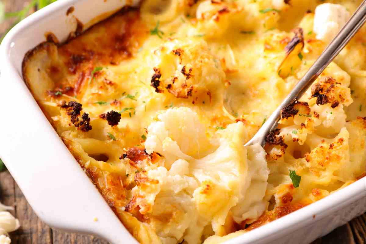 una pirofila con dentro delle cime di cavolfiore gratinato