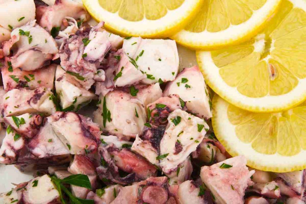 Insalata di polpo con succo di limone e prezzemolo