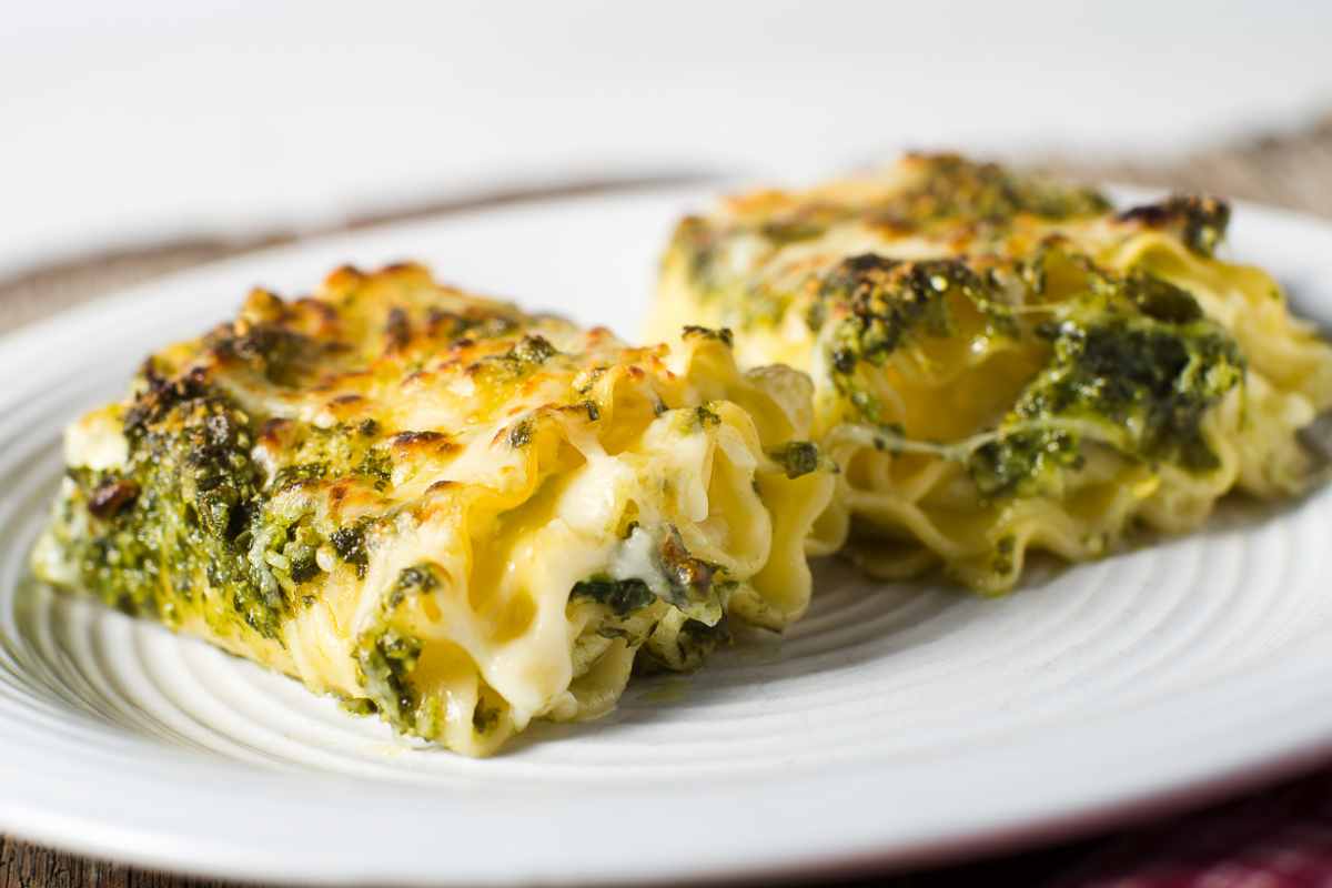 due porzioni di lasagne al pesto in un piatto