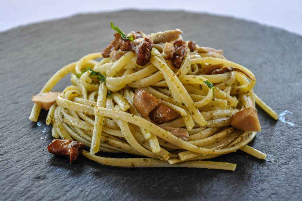 porzione di fettuccine ai funghi