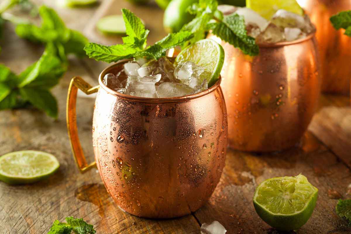 Boccale di rame con moscow mule, long drink