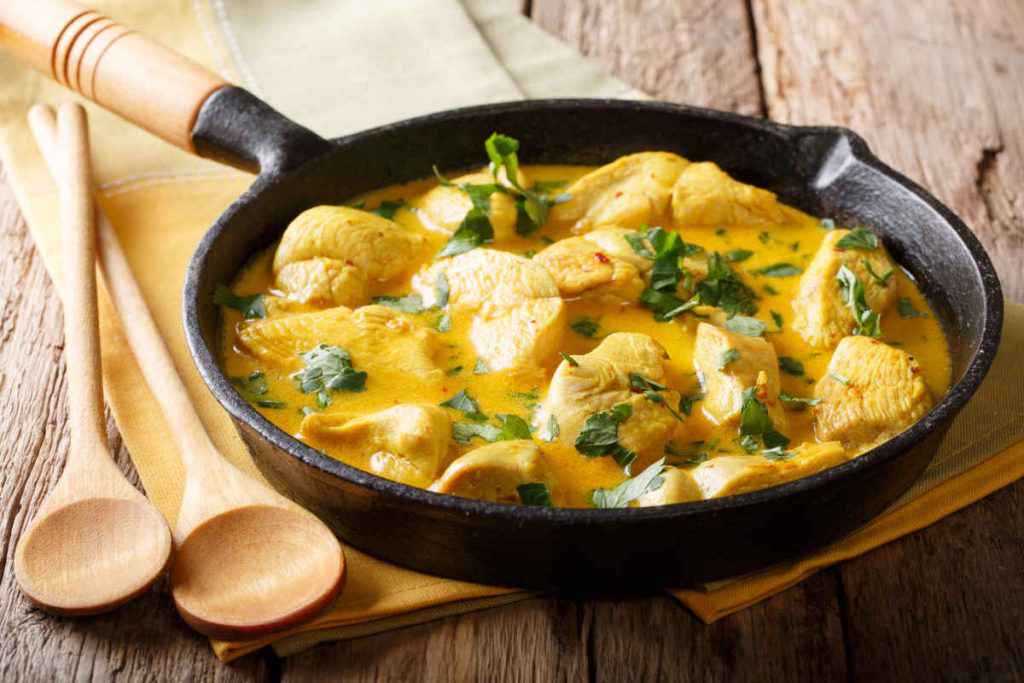 pollo al curry con latte di cocco thailandese