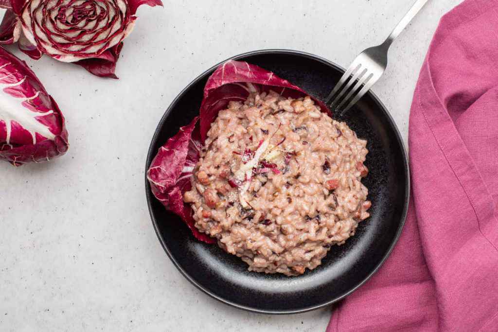 piatto nero con risotto radicchio e salsiccia