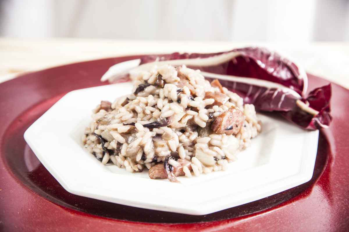 porzione di risotto radicchio e speck