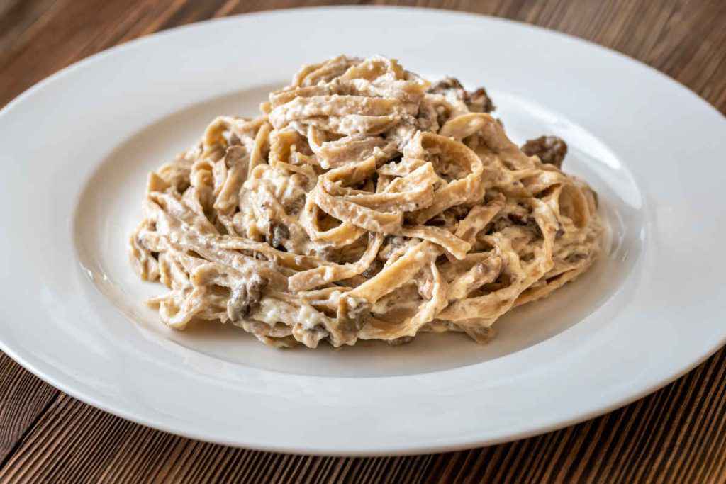 piatto di tagliatelle ai funghi con la panna