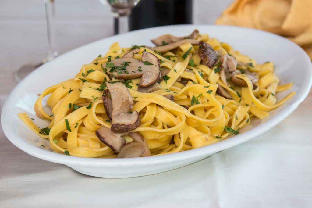 pirofila con tagliatelle ai funghi secchi