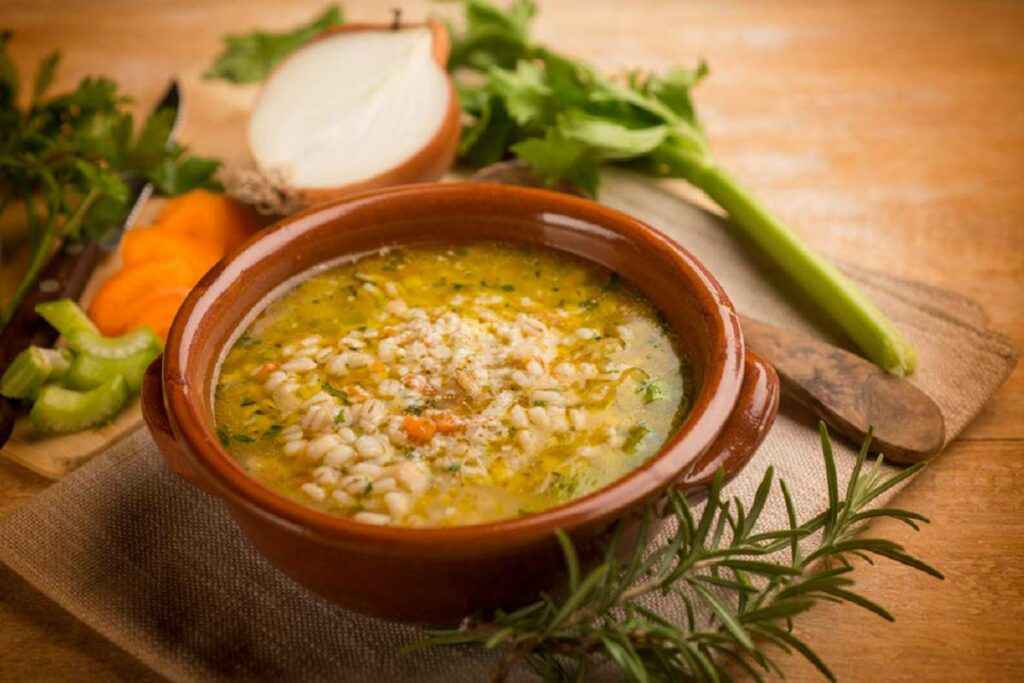 Scodella in terracotta con zuppa di farro all'interno