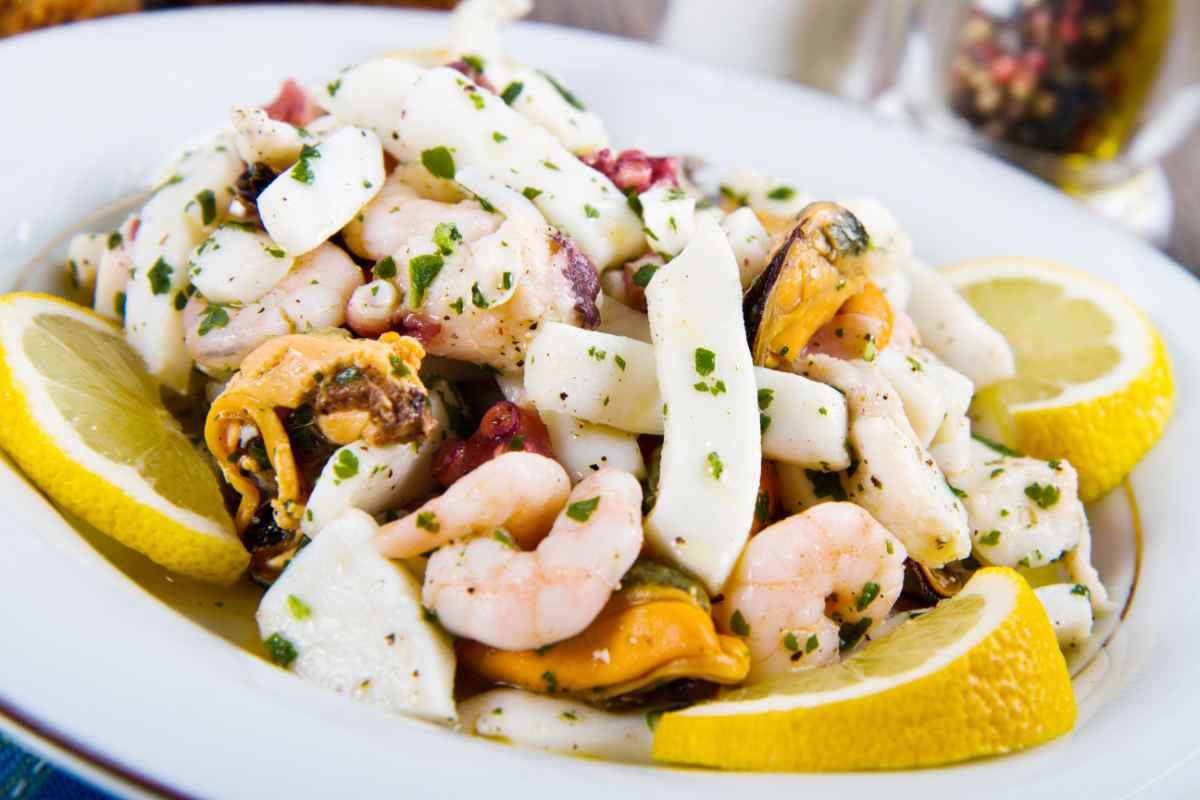 piatto con insalata di mare composta da polpo, calamari, seppie, calamari e cozze