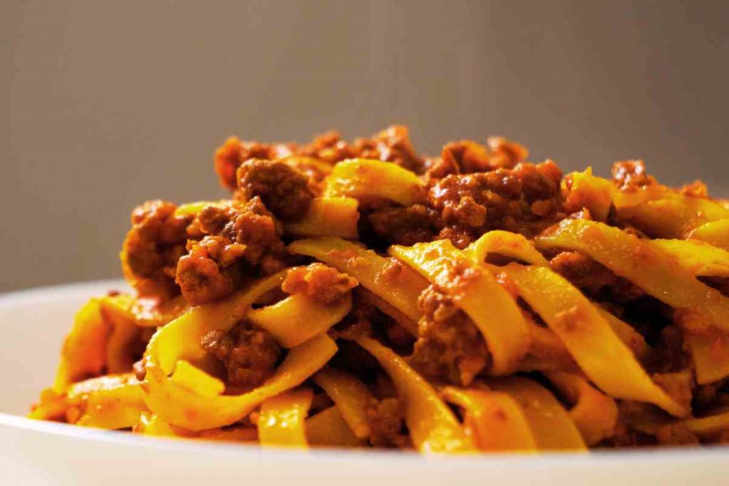 piatto di tagliatelle al ragù alla bolognese visto da vicino