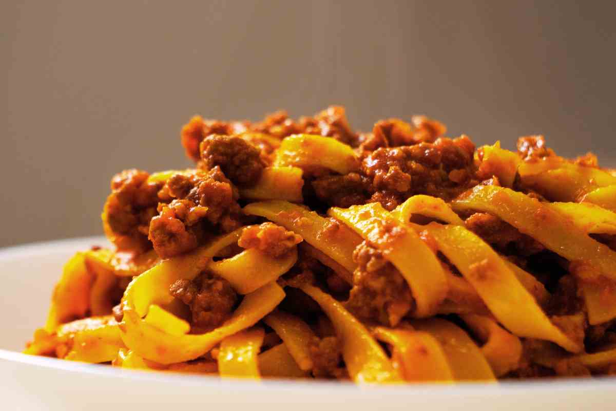 piatto di tagliatelle al ragù alla bolognese visto da vicino