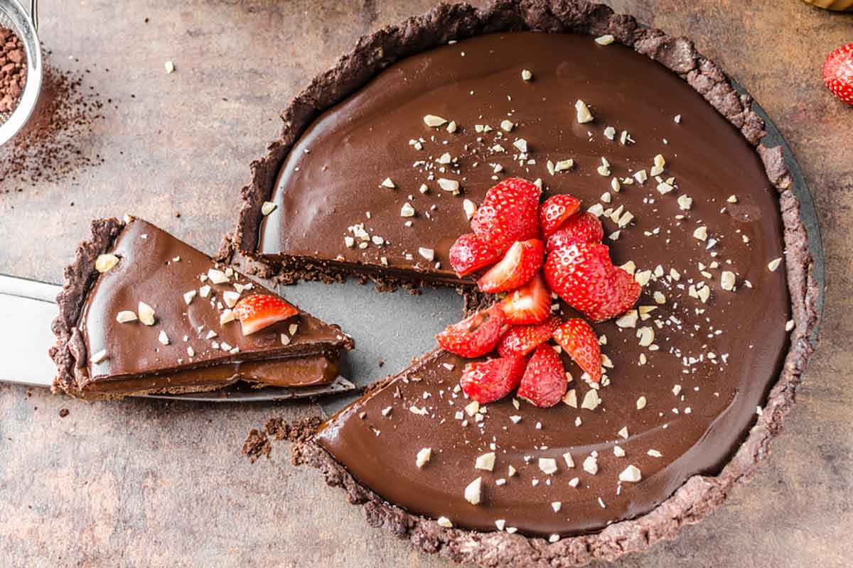 Crostata al cioccolato con fragole fresche