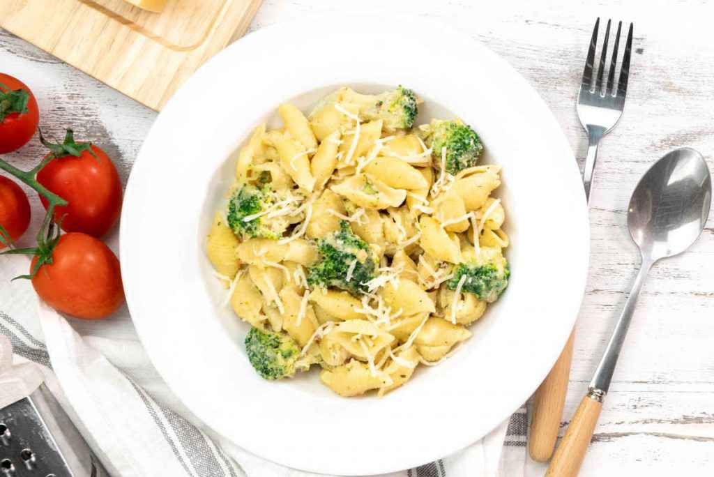 piatto con pasta e broccoli sempice