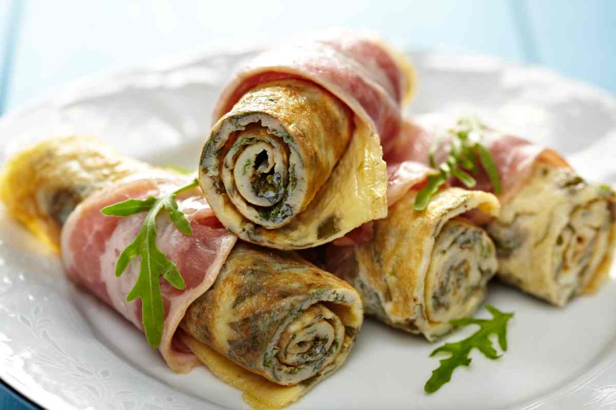 Tanti tipi di rotolo salato con frittata in un piatto