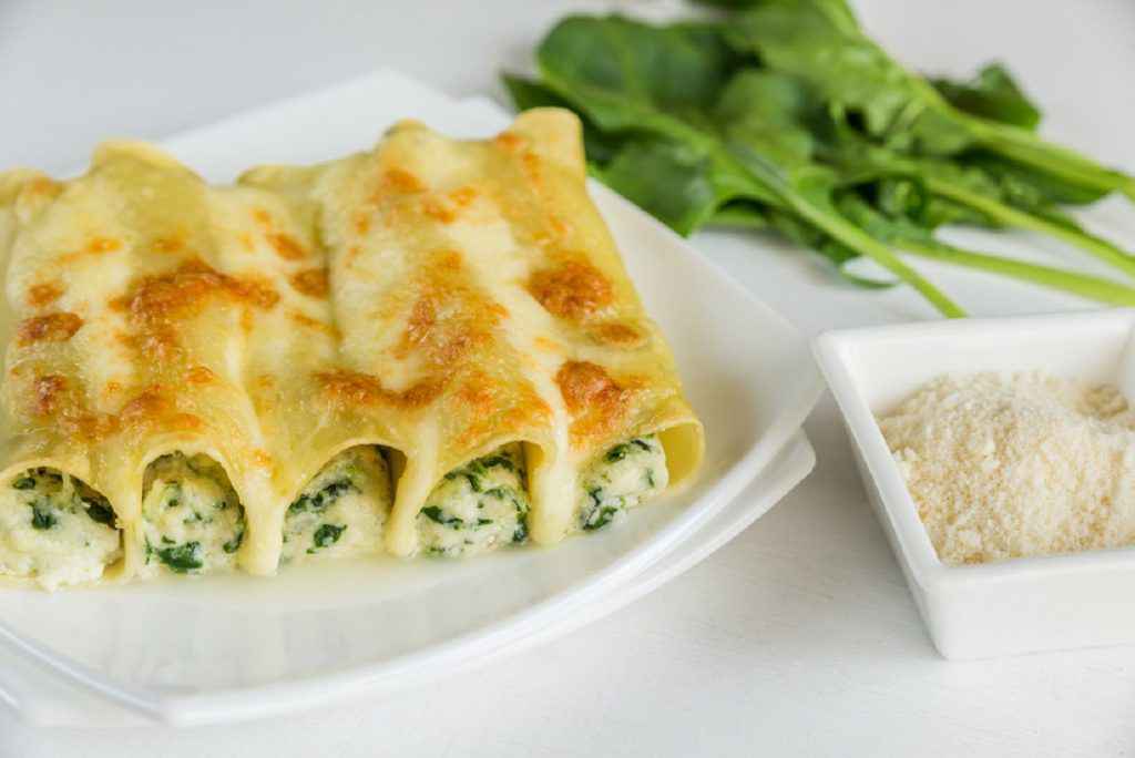 cannelloni con ricotta spinaci e formaggio parmigiano con besciamella senza pomodoro