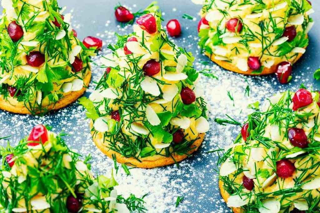 Tartine con zucchine, melograno e mandorle come finger food di Capodanno