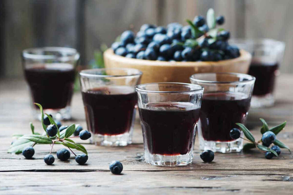 bicchierini con liquore al mirto e cestino di bacche