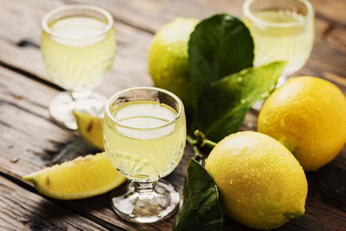 bicchieri pieni di liquori fatti in casa con limoni