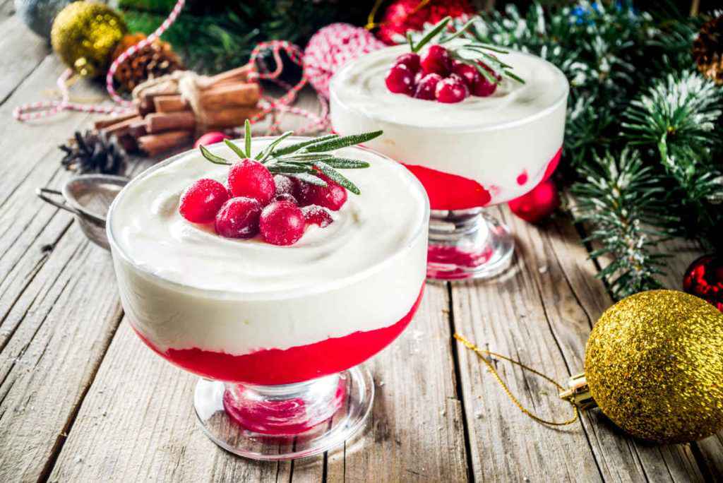 coppe con panna cotta natalizia