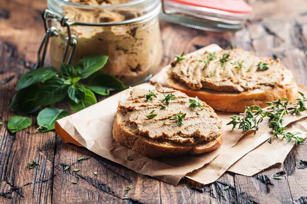 Fette di pane tostato con patè di fegatini di pollo spalmato sopra