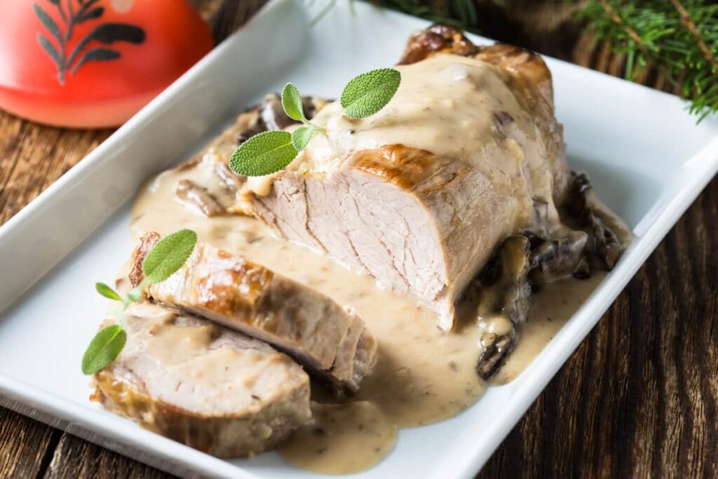piatto con arrosto in salsa bianca