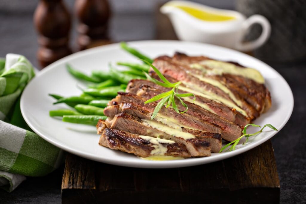 piatto di arrosto con salsina verde e fagiolini