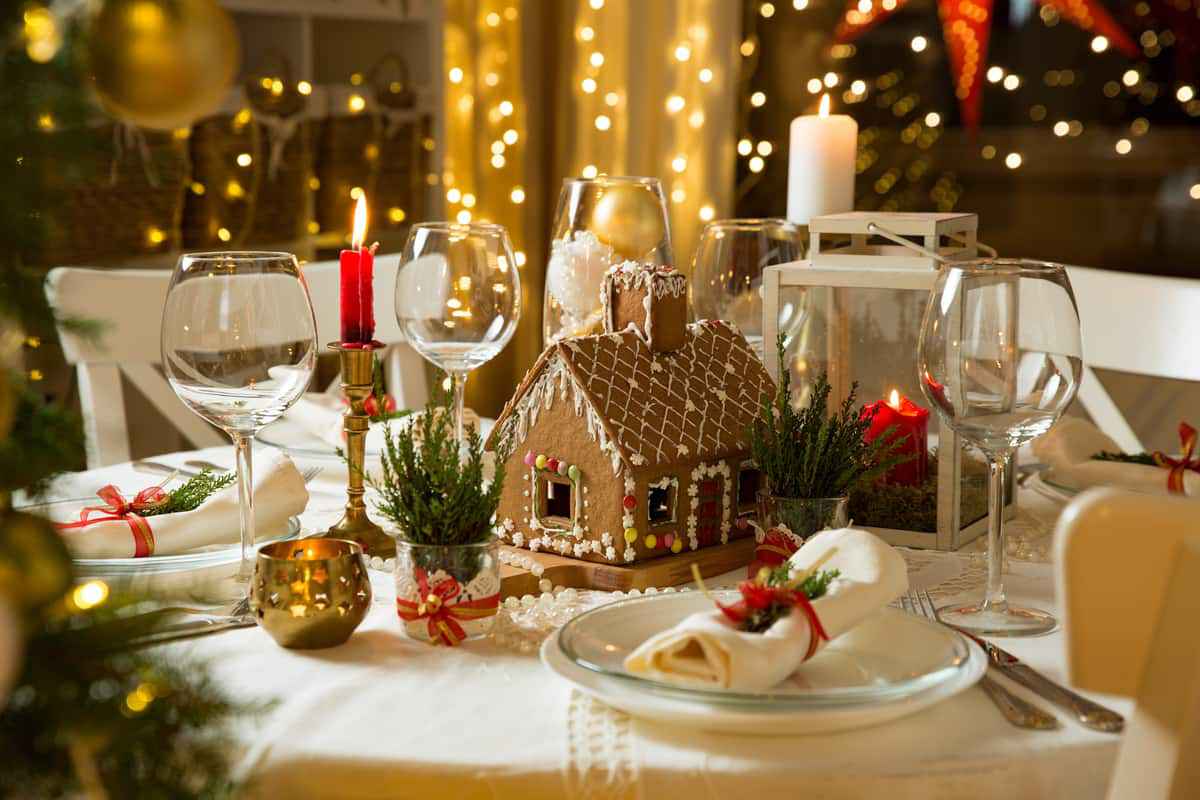 tavola di Natale apparecchiata e decorata