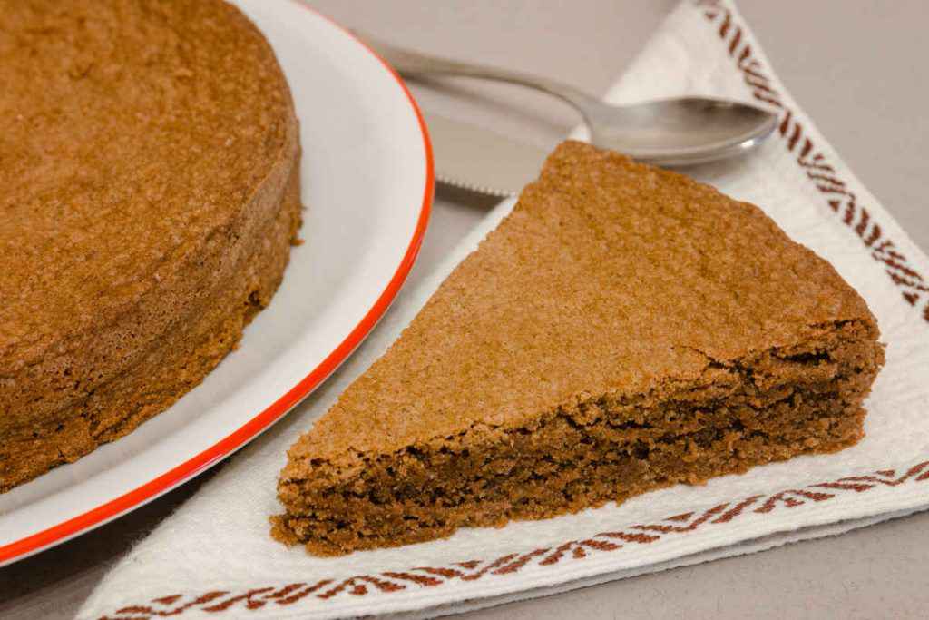 fetta di torta di nocciole senza glutine tradizionale