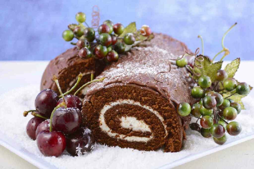 vassoio con tronchetto di Natale al cioccolato con crema al mascarpone