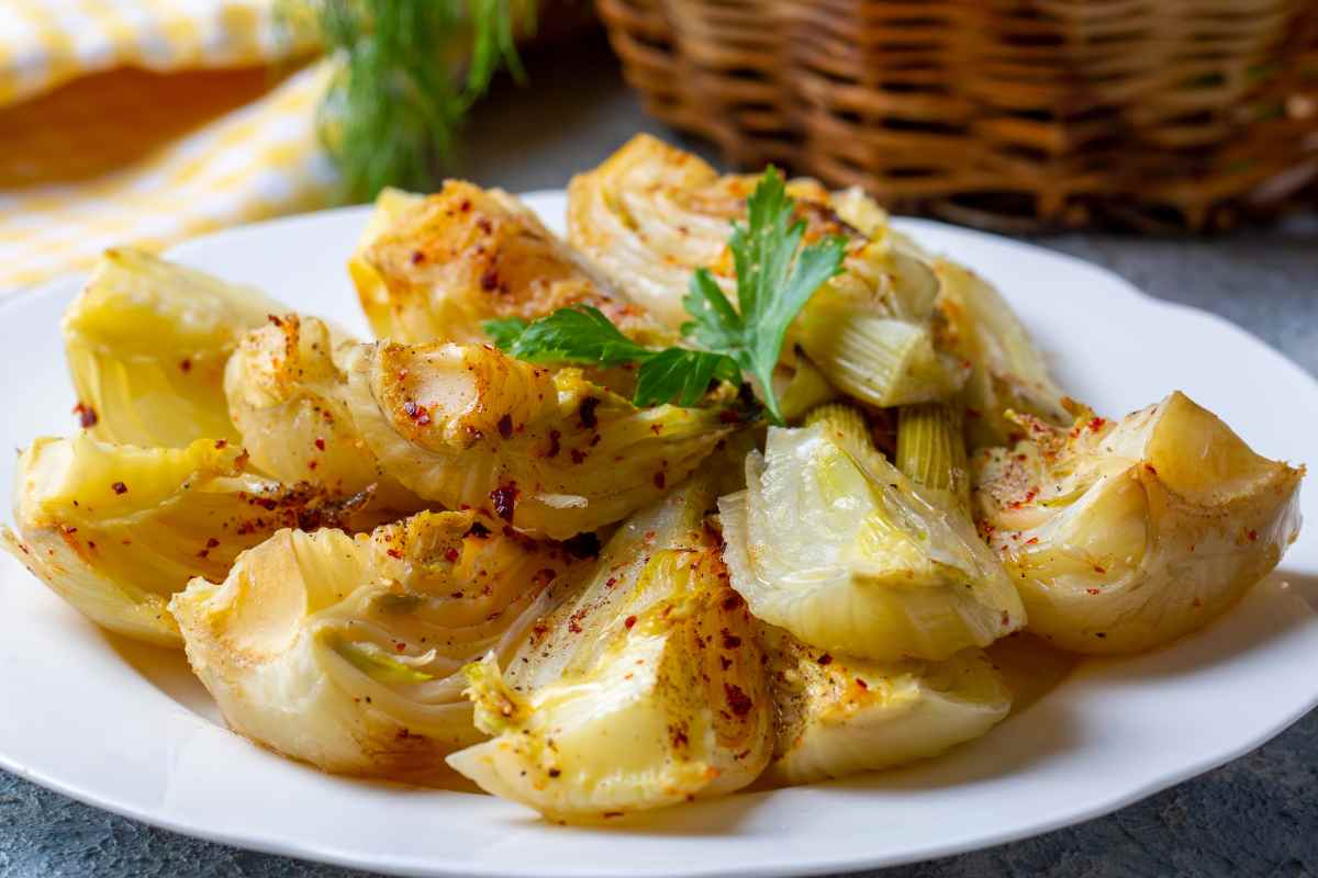 Finocchi al forno a spicchi in un piatto