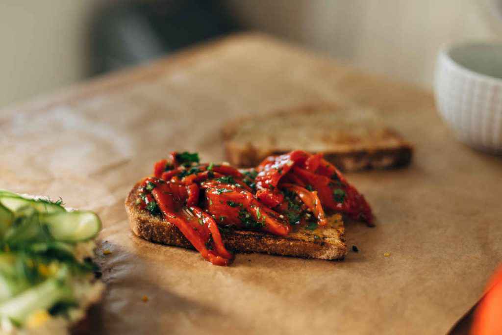 pane tostato, bruschetta e peperoni arrostiti