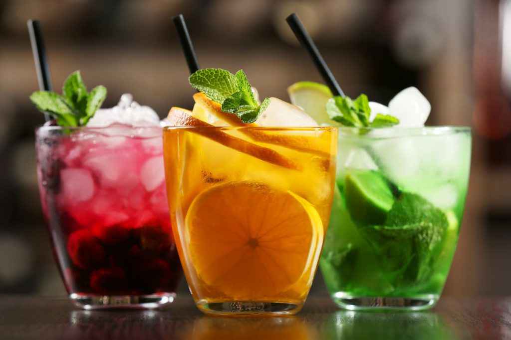 bicchieri di cocktail forti alcolici e analcolici