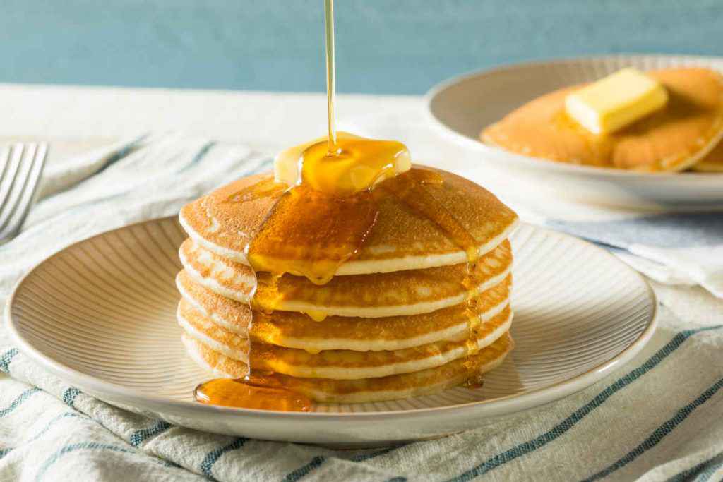 pancakes americani con burro e sciroppo di acero