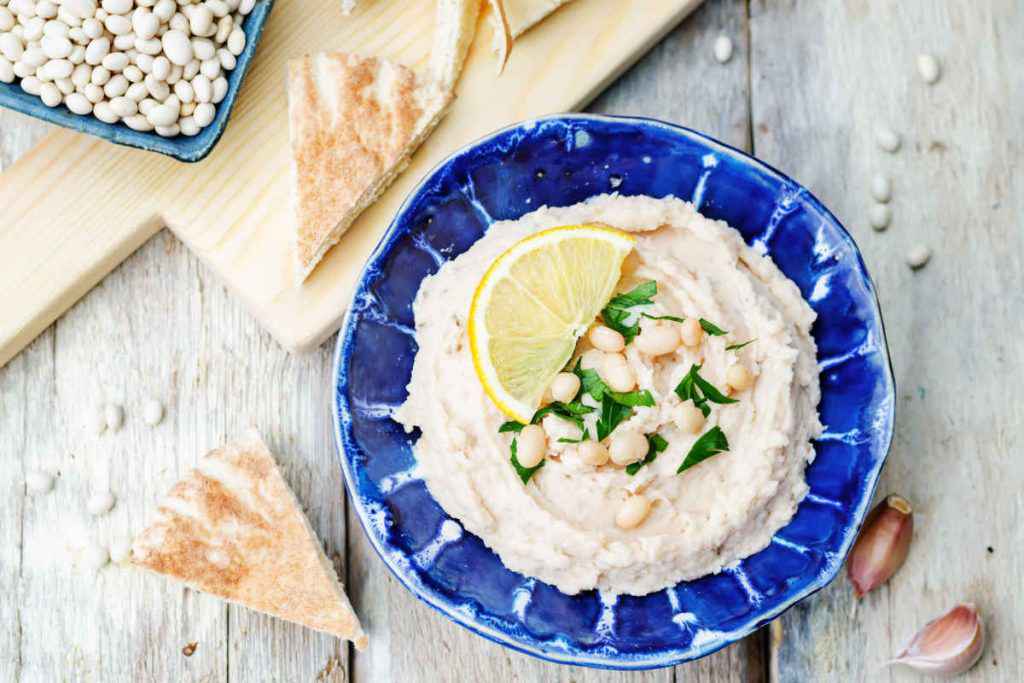 crema di fagioli per crostini in ciotola blu