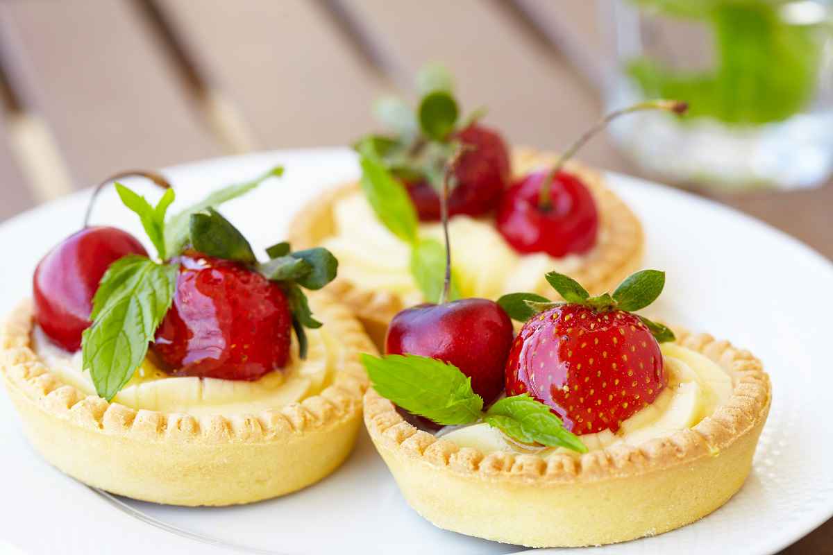 crostata crema pasticcera e fragole