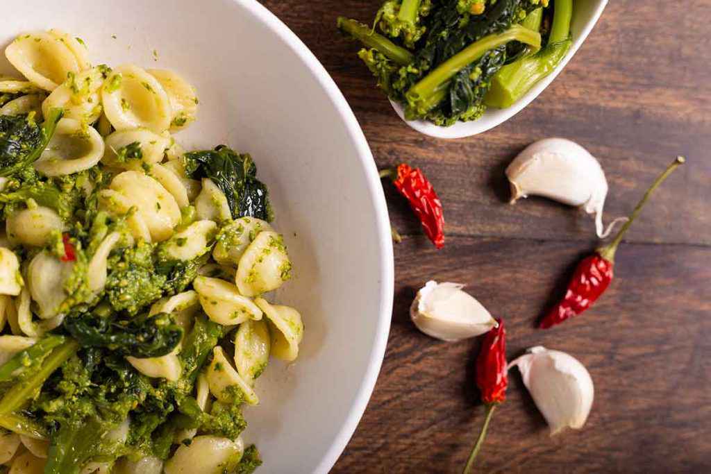 Piatto di orecchiette con le cime di rapa, aglio e peperoncino verdure autunnali