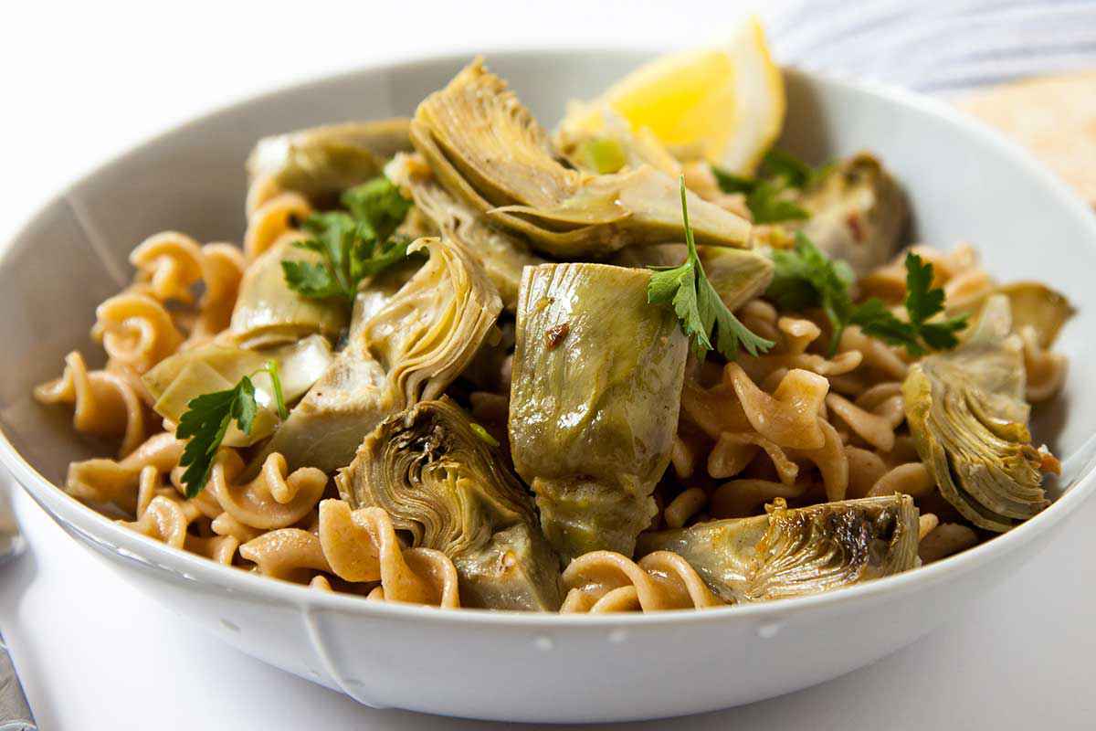 Piatto di fusilli con carciofi