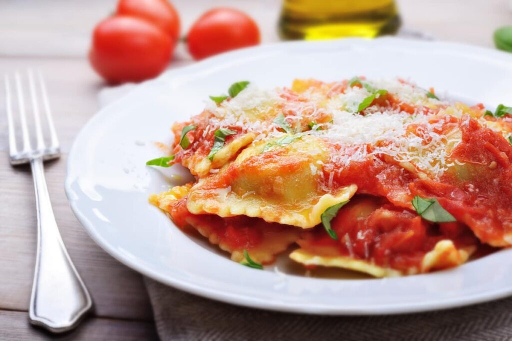 piatto di ravioli classici al sugo