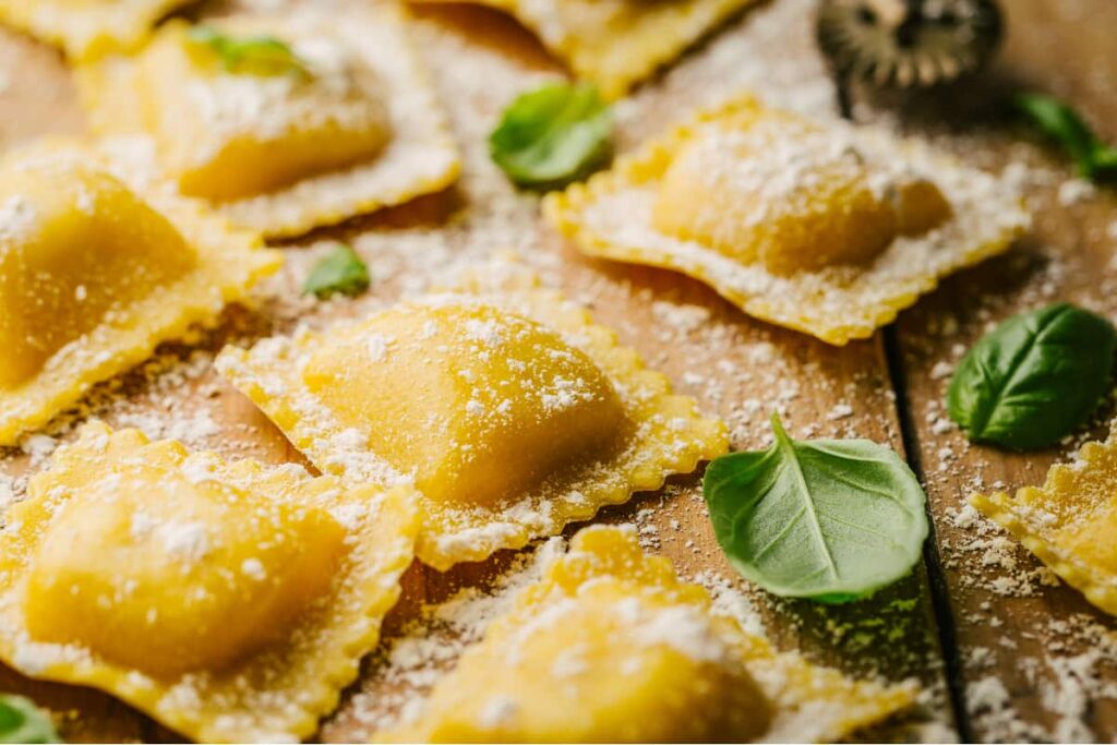 piano con ravioli fatti in casa farina e basilico