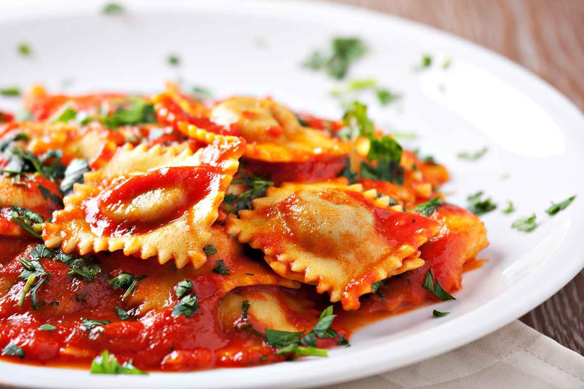 ravioli sfiziosi con condimento di pomodori