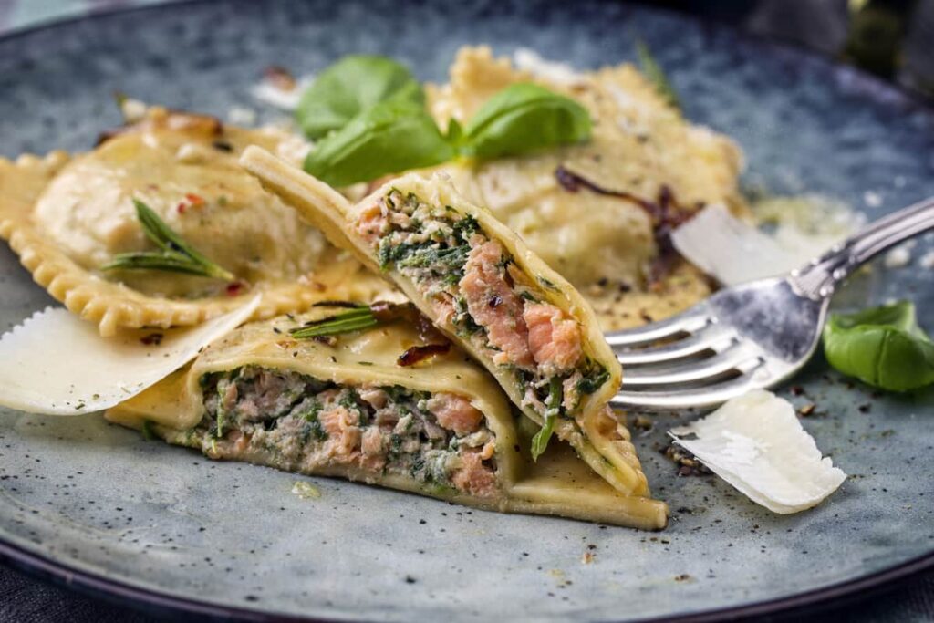 piatto di ravioli con ripieno di spinaci e salmone