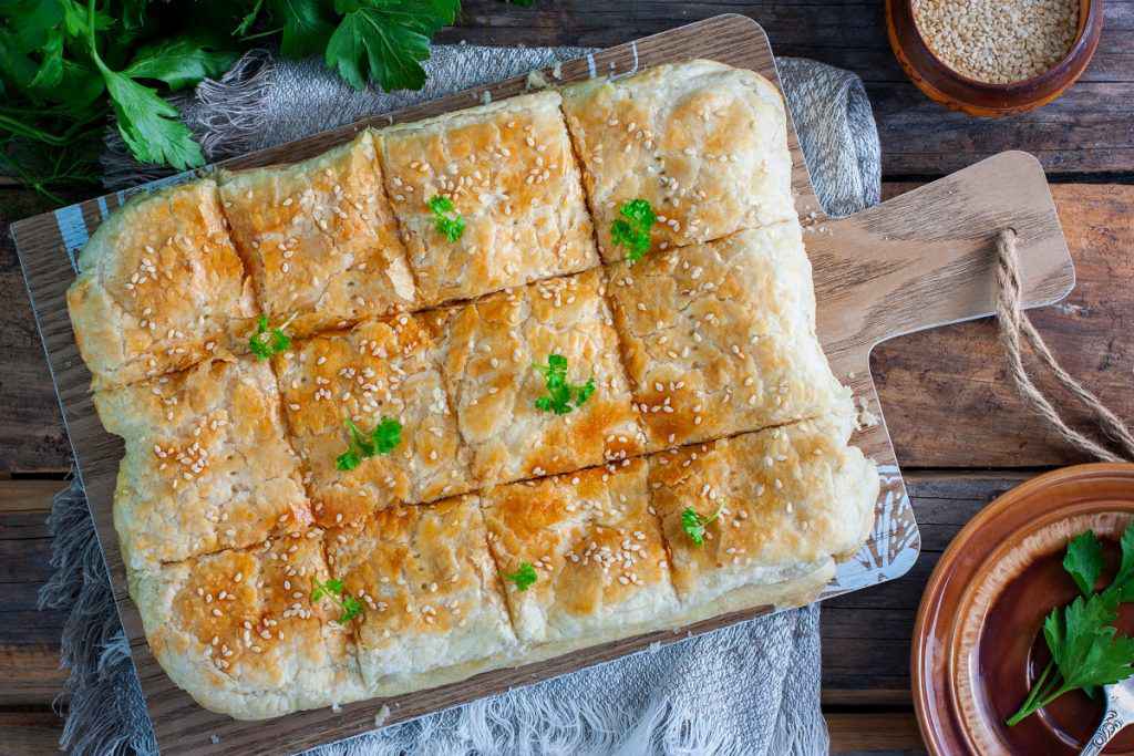 torta salata con pasta sfoglia e semi di sesamo